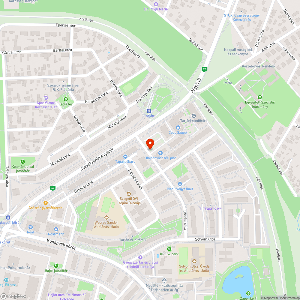 Megdőlt, piszkos tábla és érthetetlen kiegészítő tábla - Olajbányász tér, parkoló bejárata bejelentés helye