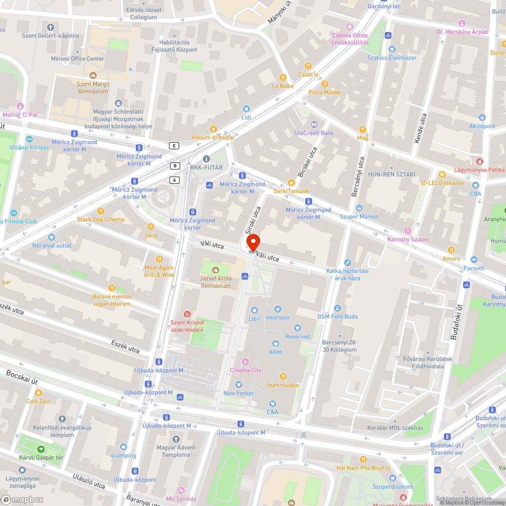 Parkoló autók tömege a sétálóutcán bejelentés helye