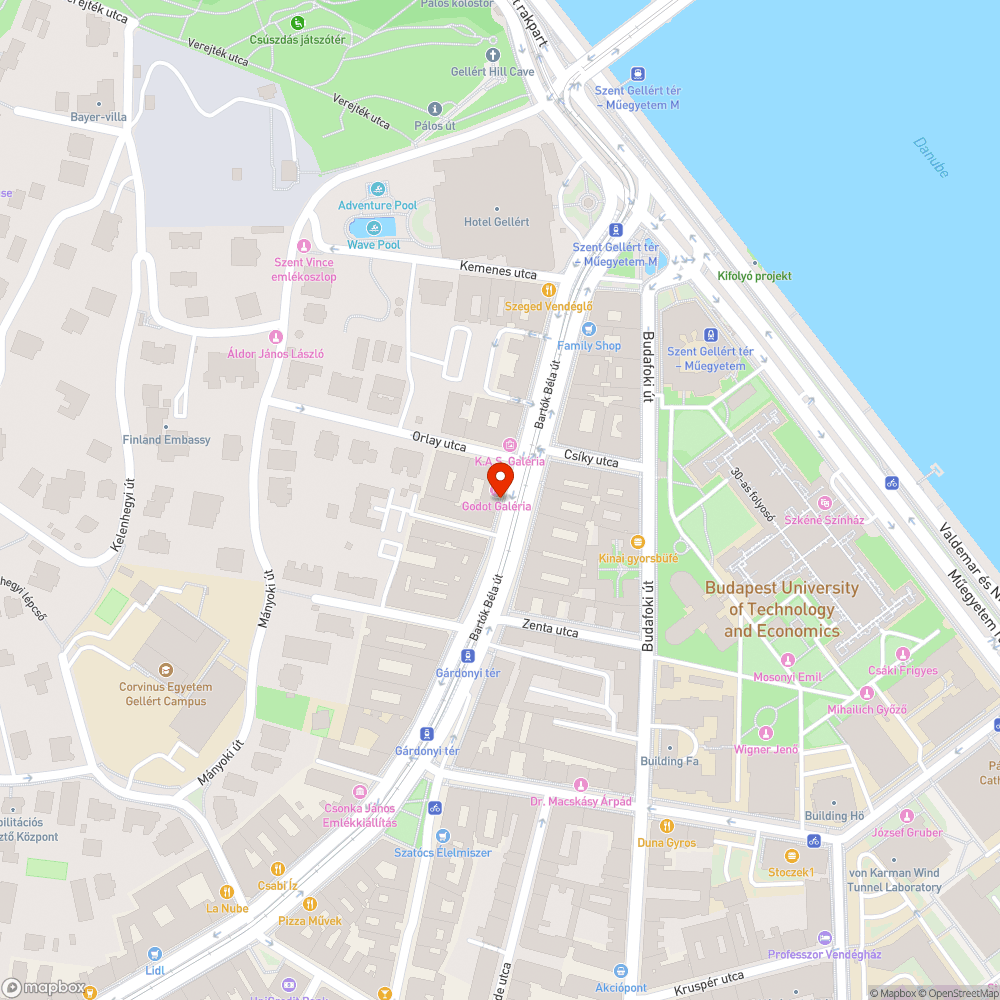 Fa tövébe dobált falról leesett, széttört márványlap. bejelentés helye