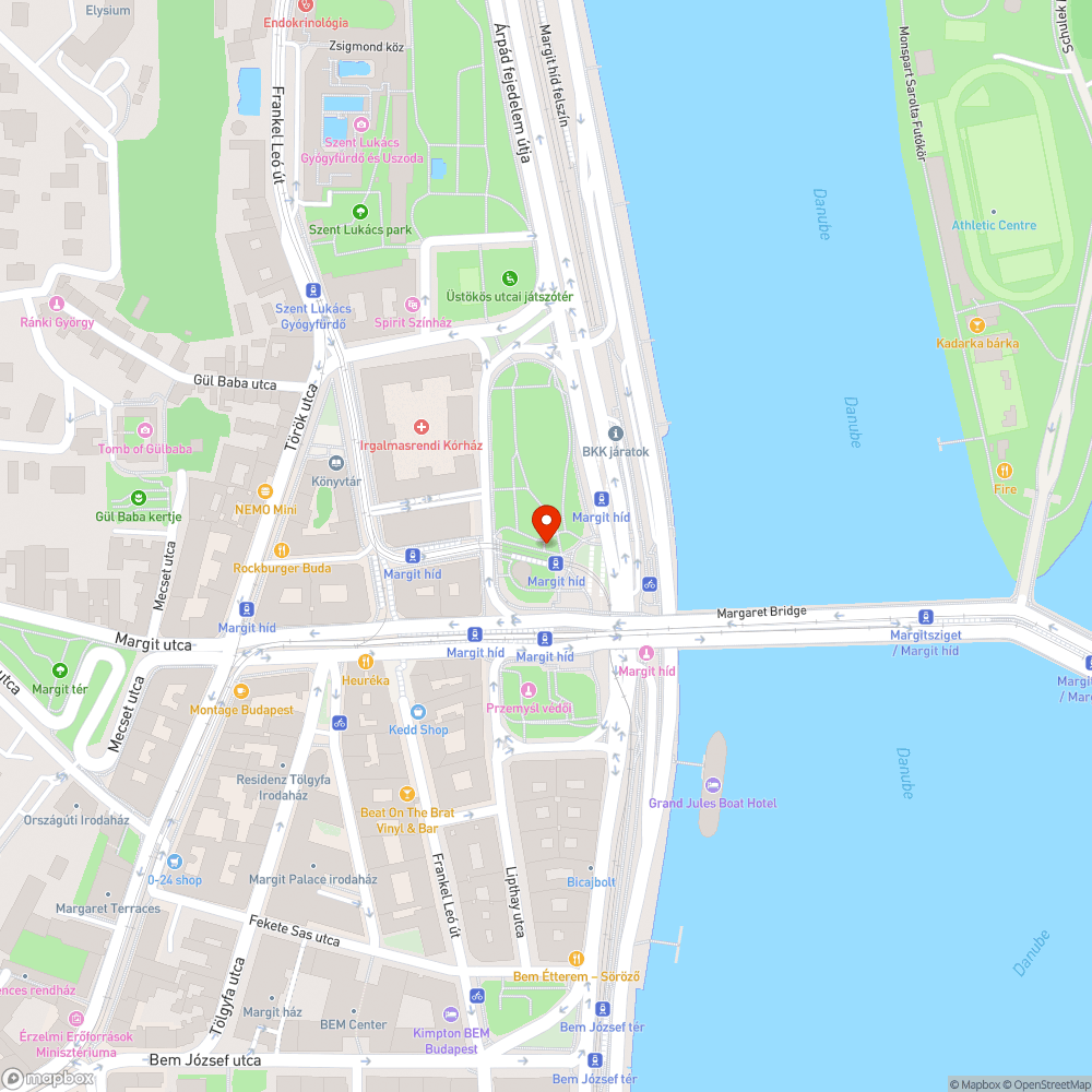 Otthagyott kődarabok a parkban. bejelentés helye