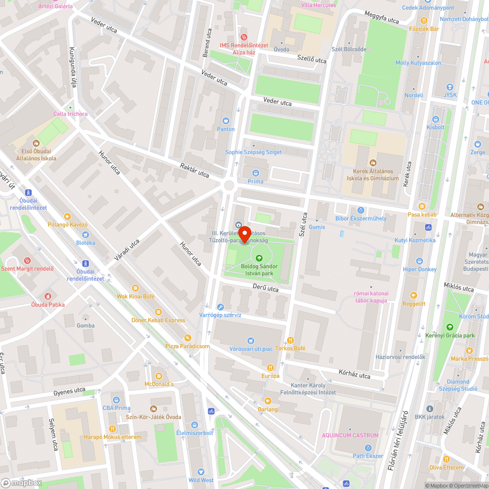 Homokos, földes a műfű szőnyeg a játszótéren bejelentés helye