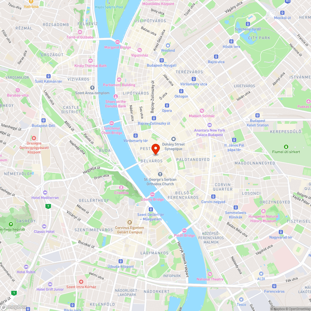 Óriásplakátok a homlokzaton bejelentés helye