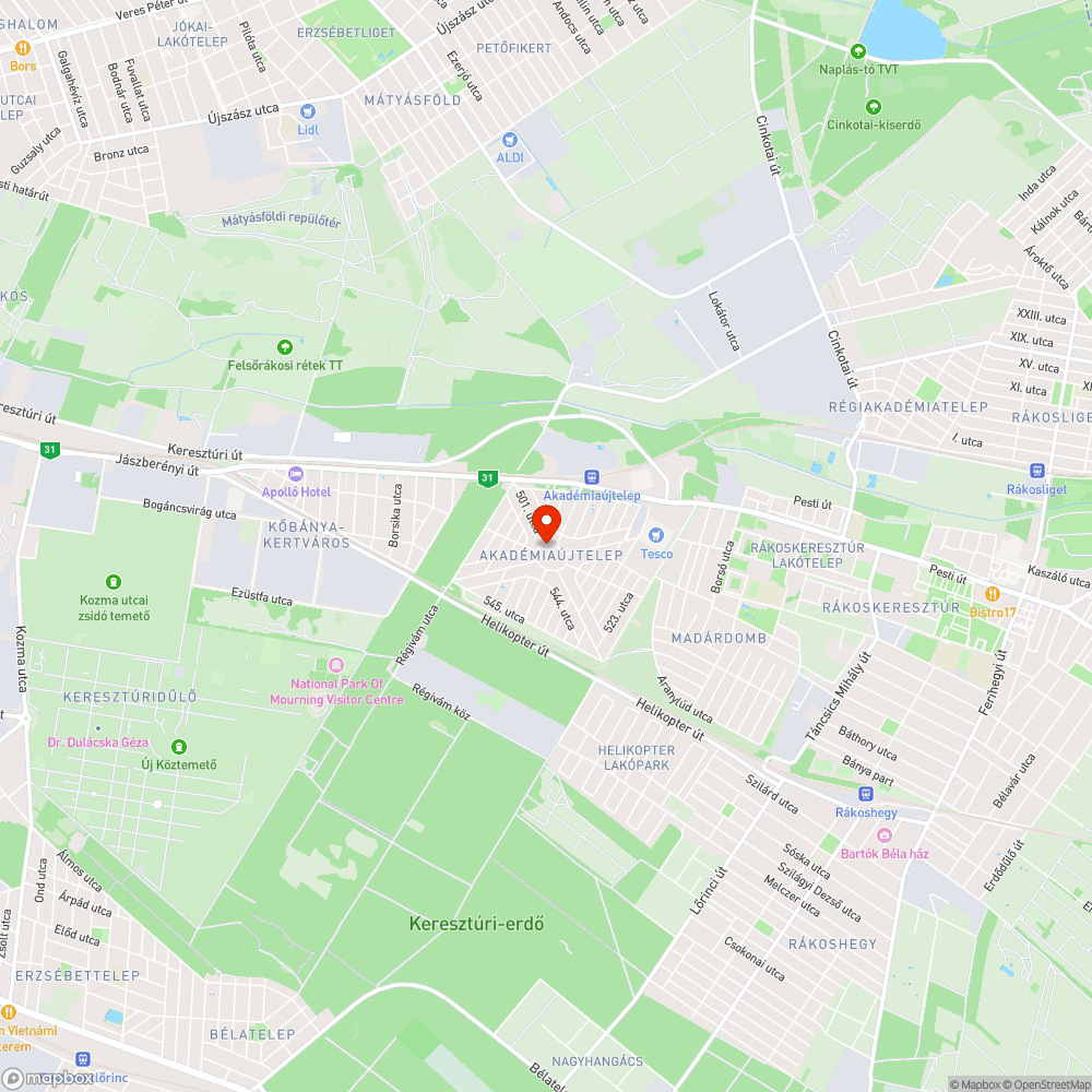 Körbeszórták az épületet használt ruhával... bejelentés helye