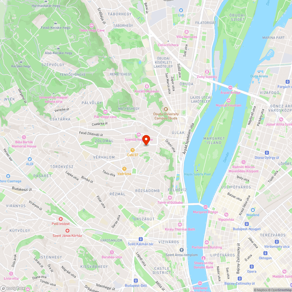 Elhagyott, elöl törött autó parkolót foglal bejelentés helye