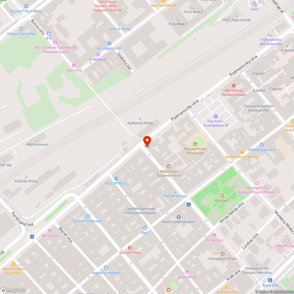 Elektromos szekrény nyitva van, ajtó nélkül az iskola sarkánál. bejelentés helye