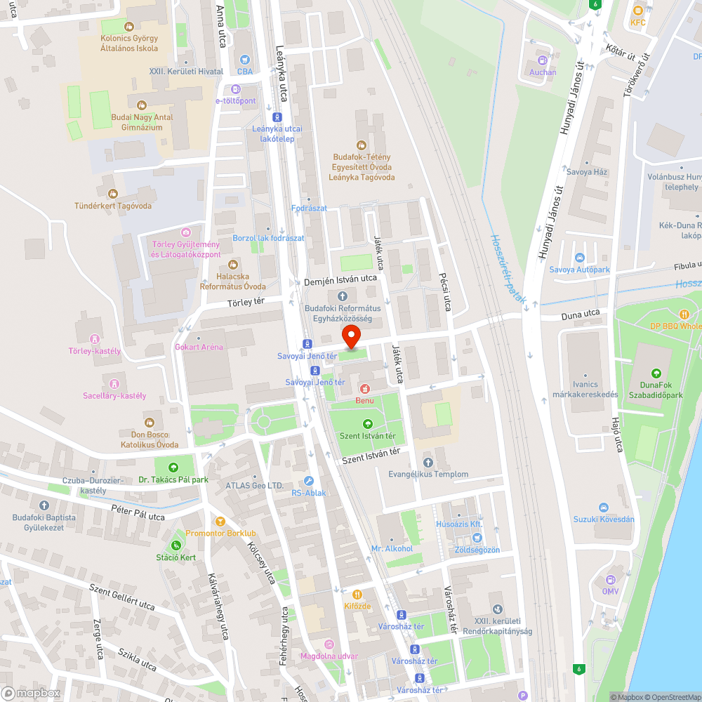 Fára csavarozott tábla bejelentés helye