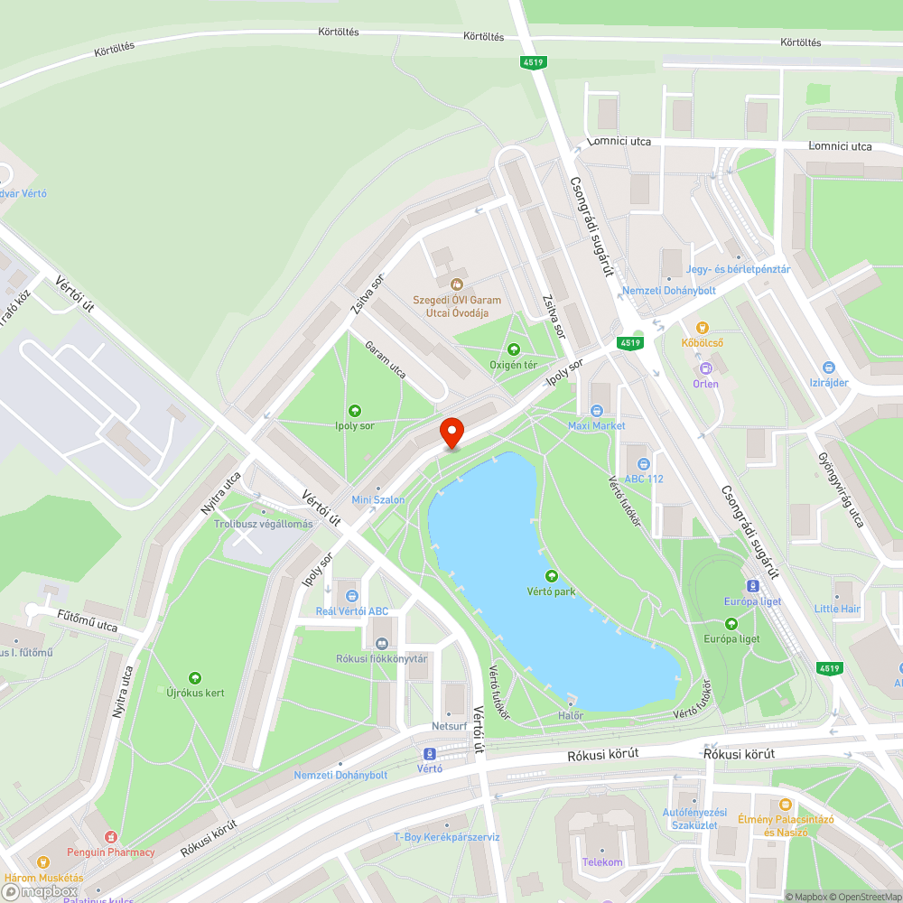 Autógumik félig földbe ásva és halomba rakva üvegtáblával bejelentés helye