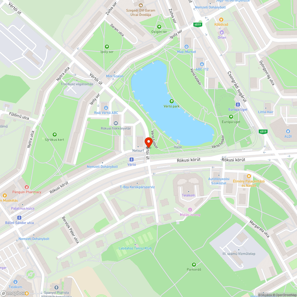 Érik a kátyú a megsüllyedt, elkopott fedelű csatornafedél körül - Vértói út 1. bejelentés helye