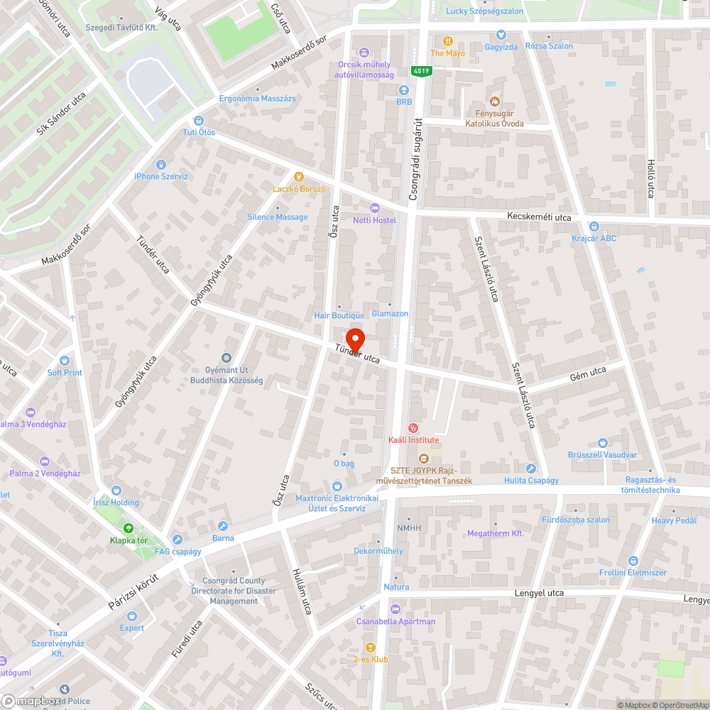 Beton darab, téglák, üdítőspalack és üveg hulladék a ház előtt. bejelentés helye