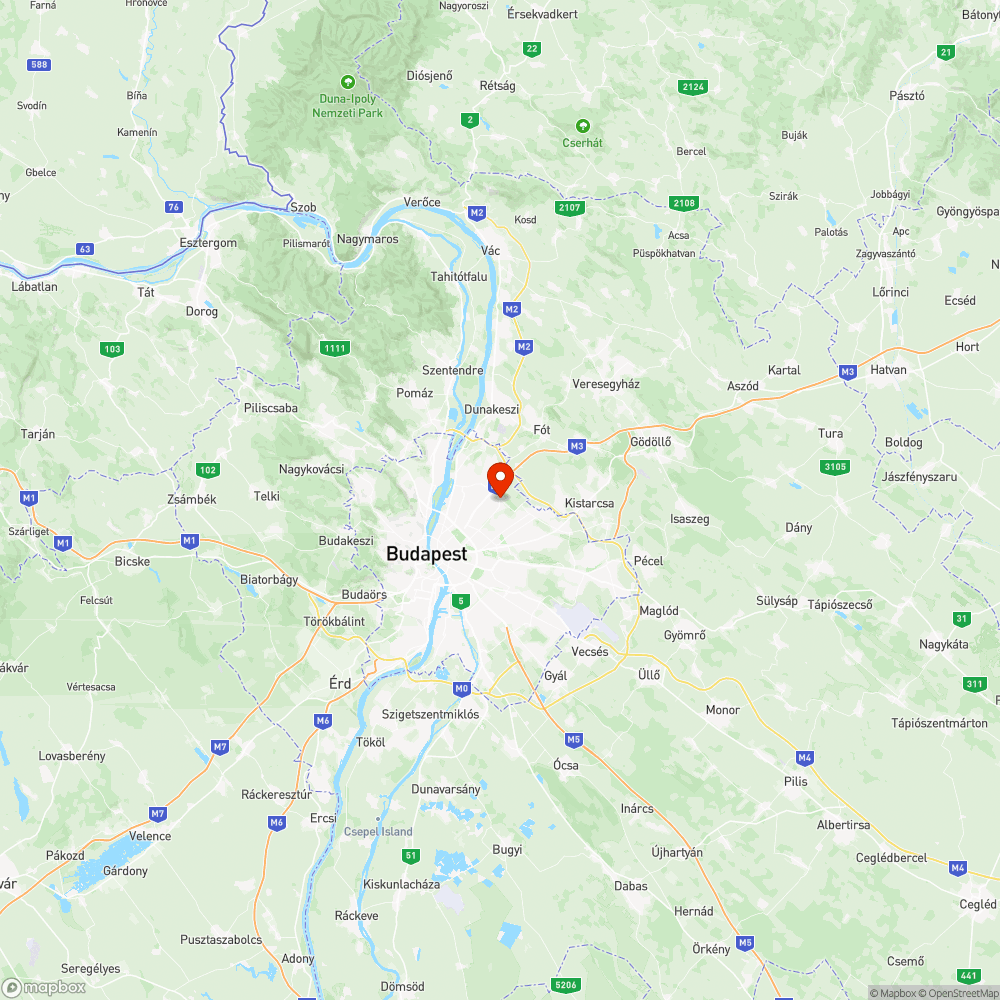 Kötömbök a fűben, oszlop mellett. bejelentés helye