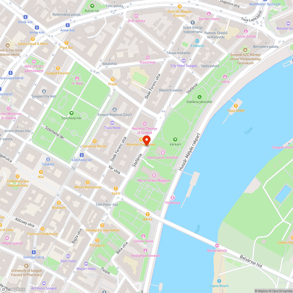 Felújítás után oszlopon maradt védőlapok - Szegedi várrom mellett bejelentés helye