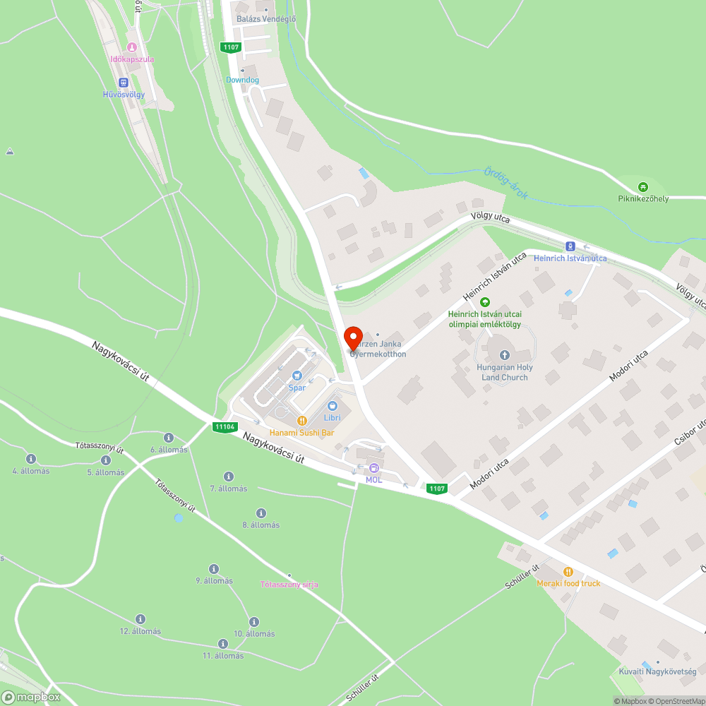 Hűvösvölgyi út Shop Stop - állandó zöld lámpa jobbra kanyarodáshoz bejelentés helye