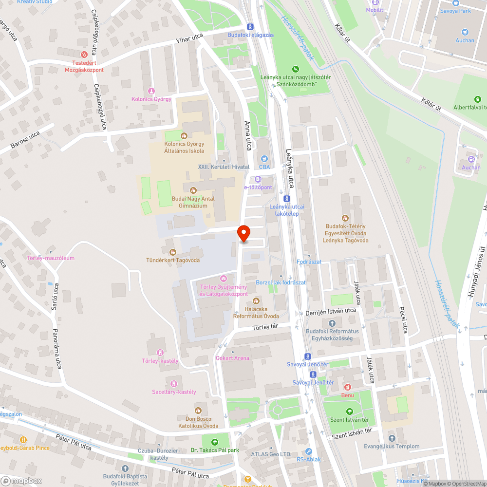 Leányka elhanyagolt letaposott poros/saras zöldterületek bejelentés helye