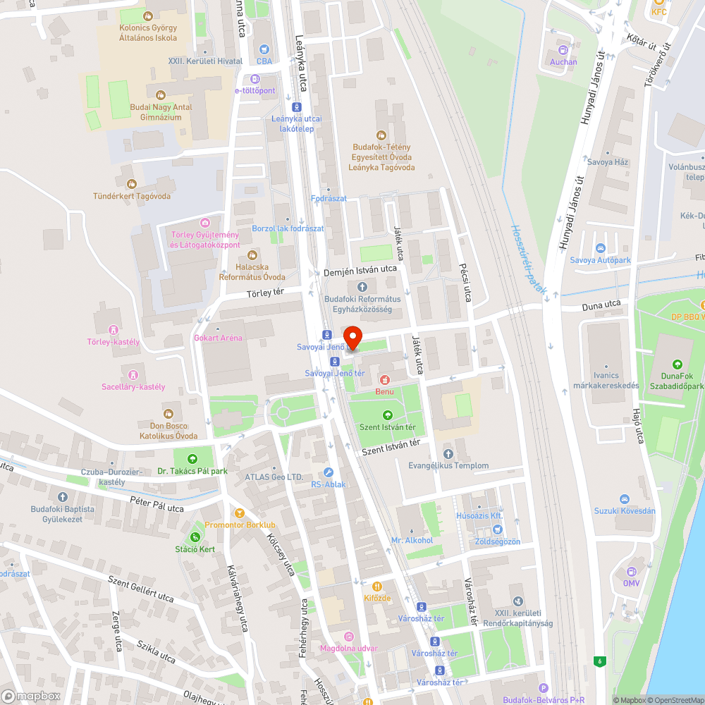 Üres virágládák és gazos szobor bejelentés helye