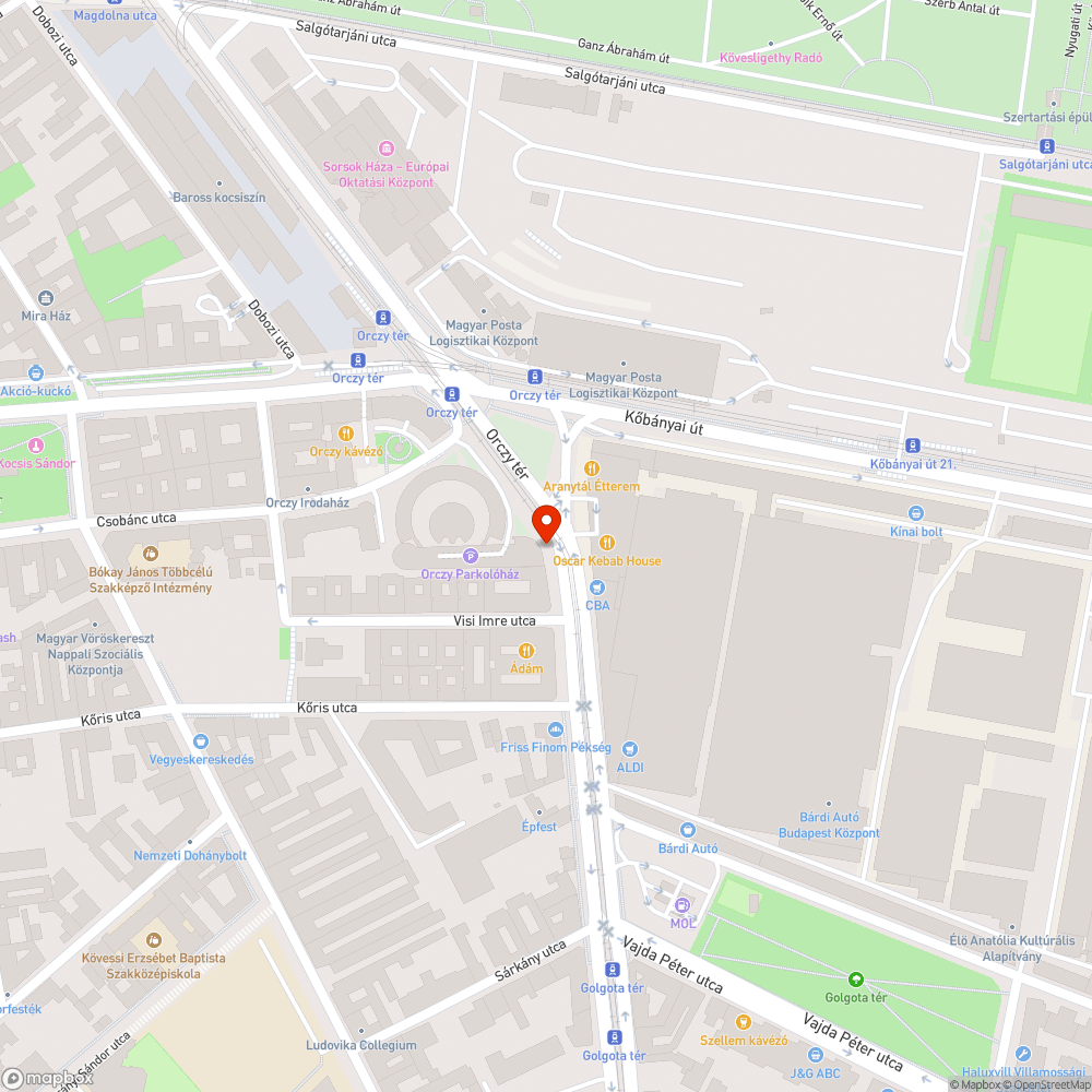 Cigarettacsikkek a járdán és hulladék a fának támasztva bejelentés helye