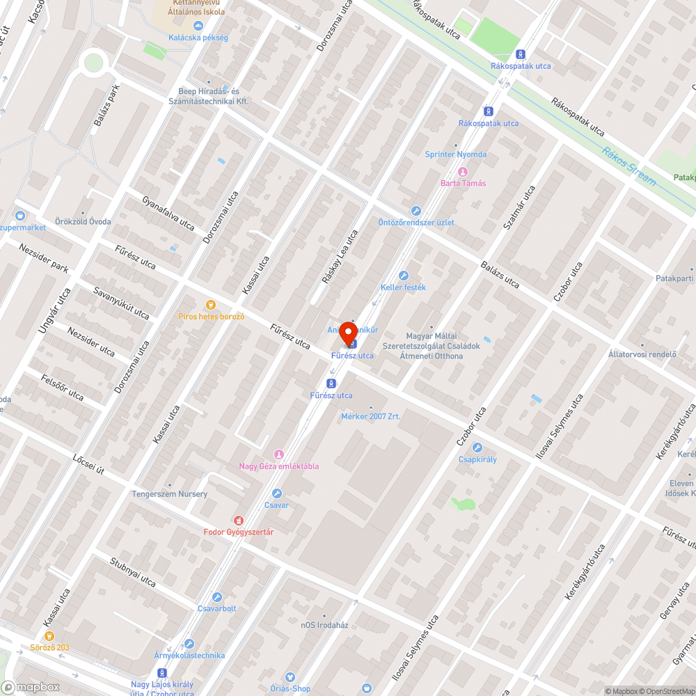 Keskeny villamos peron oszloppal a közepén bejelentés helye