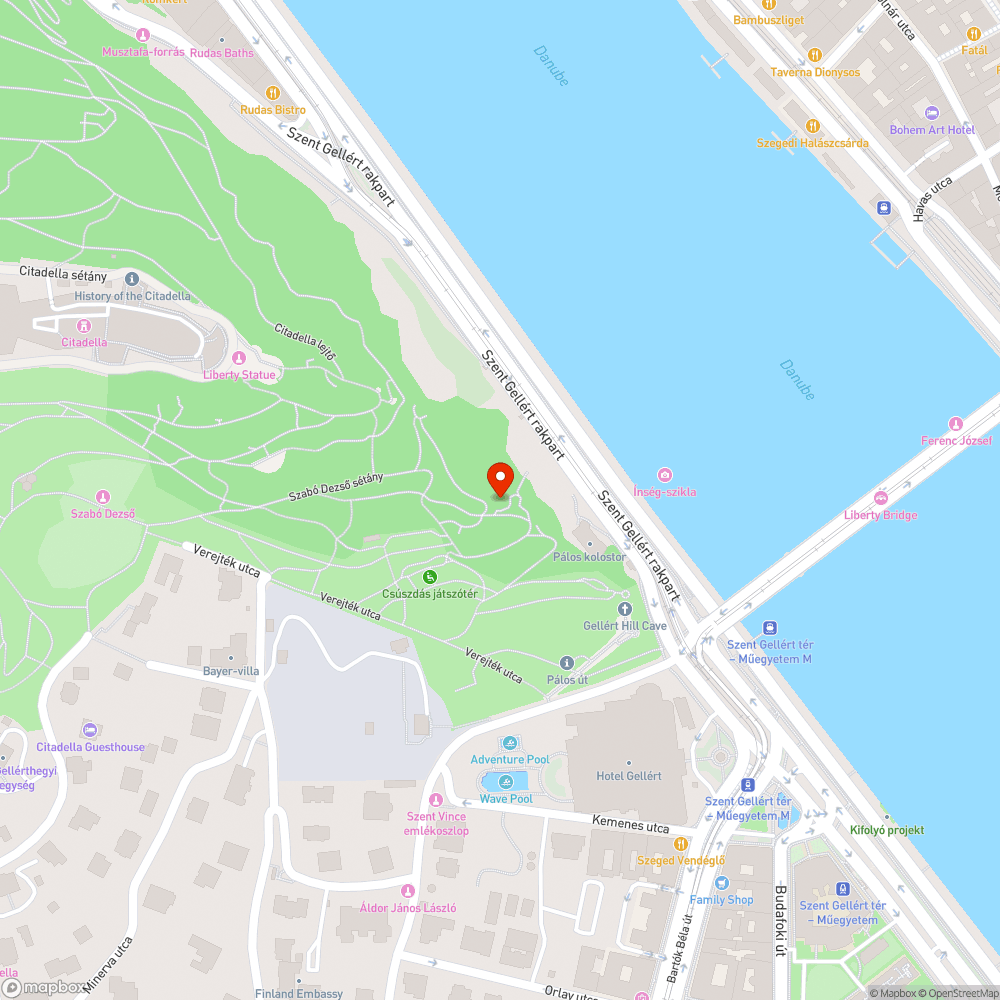 pad ülődeszka és háttámla nélkül a Gellérthegyen bejelentés helye