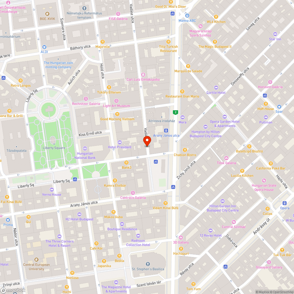 Fa mögé elrejtett parkolást jelző tábla vadászható a Vadász utcában bejelentés helye