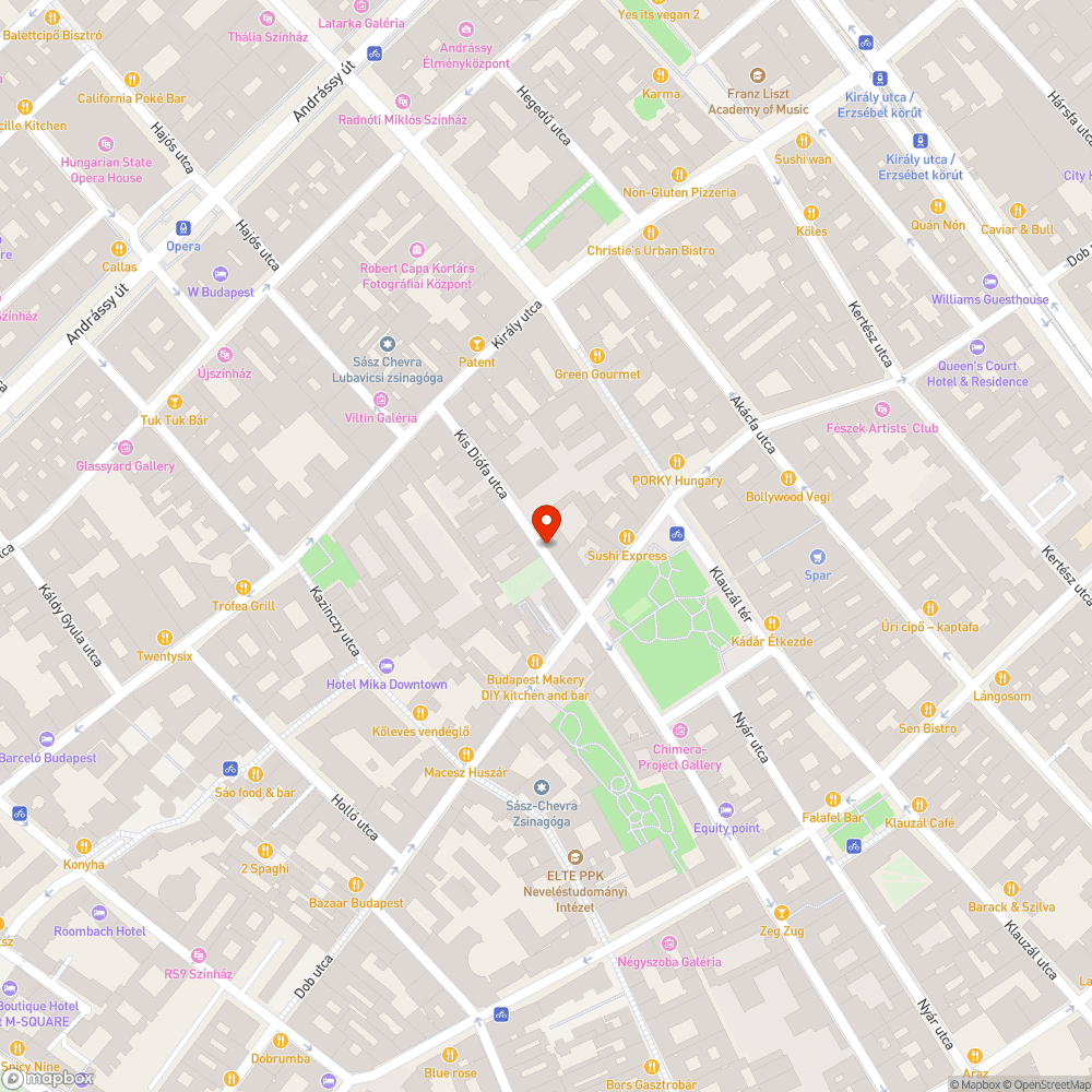 Egy beszögelésben lerakott tárgyak díszelegnek bejelentés helye