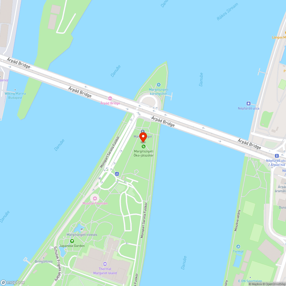 Kopott, szálkás elhanyagolt padok és rozsdás oszlopok bejelentés helye