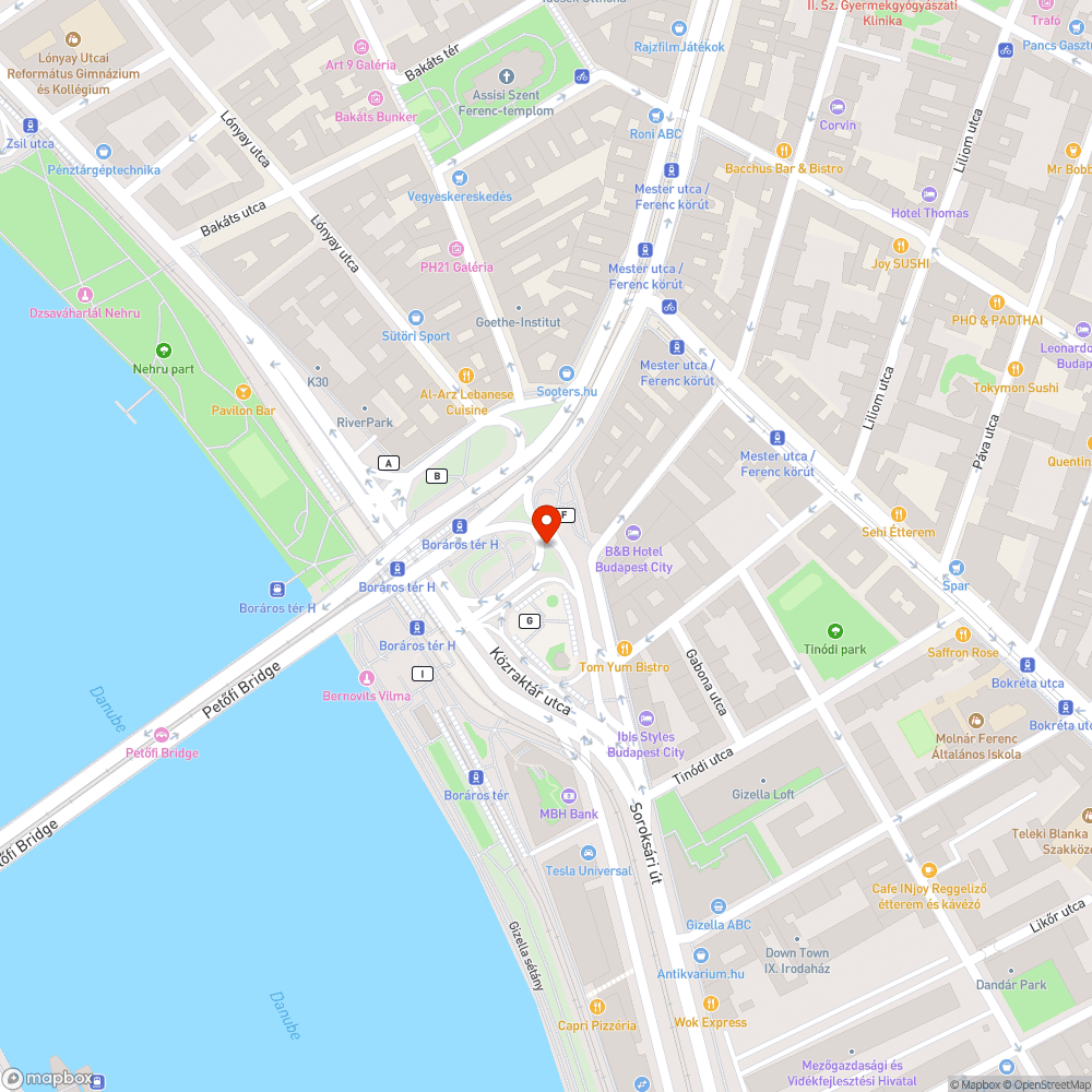 A busz nyitott ajtókkal melegszik a hőségben a végállomáson bejelentés helye