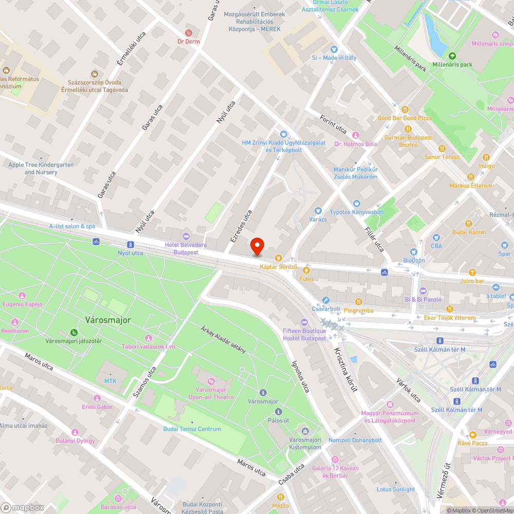 Kerékpársáv mellett kidöntött oszlopok bejelentés helye