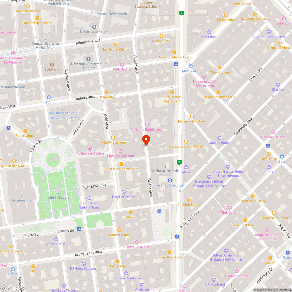 Várakozni tilos a nem létező piac előtt bejelentés helye