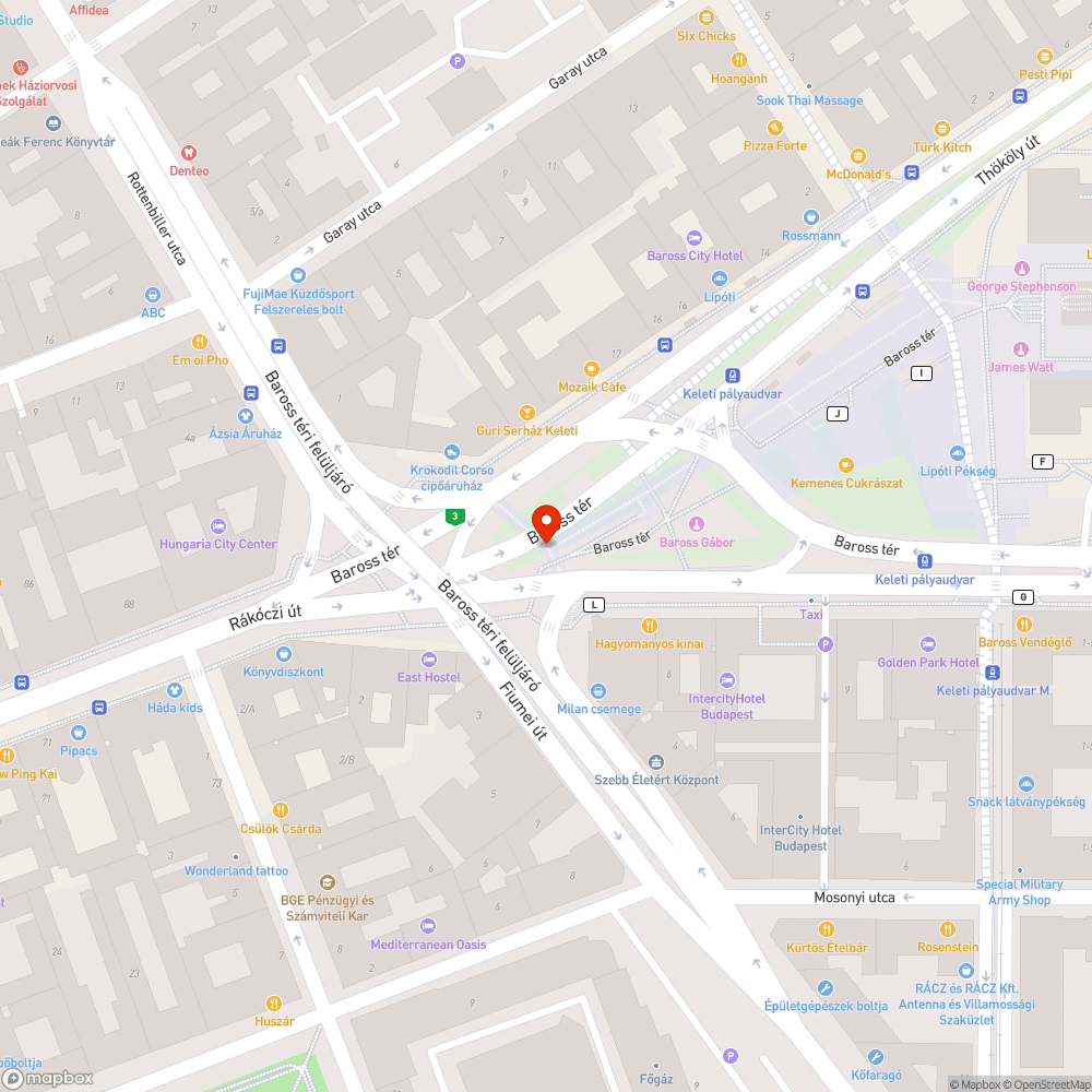 Baross tér feltöredezett fa pallói között rengeteg szemét bejelentés helye