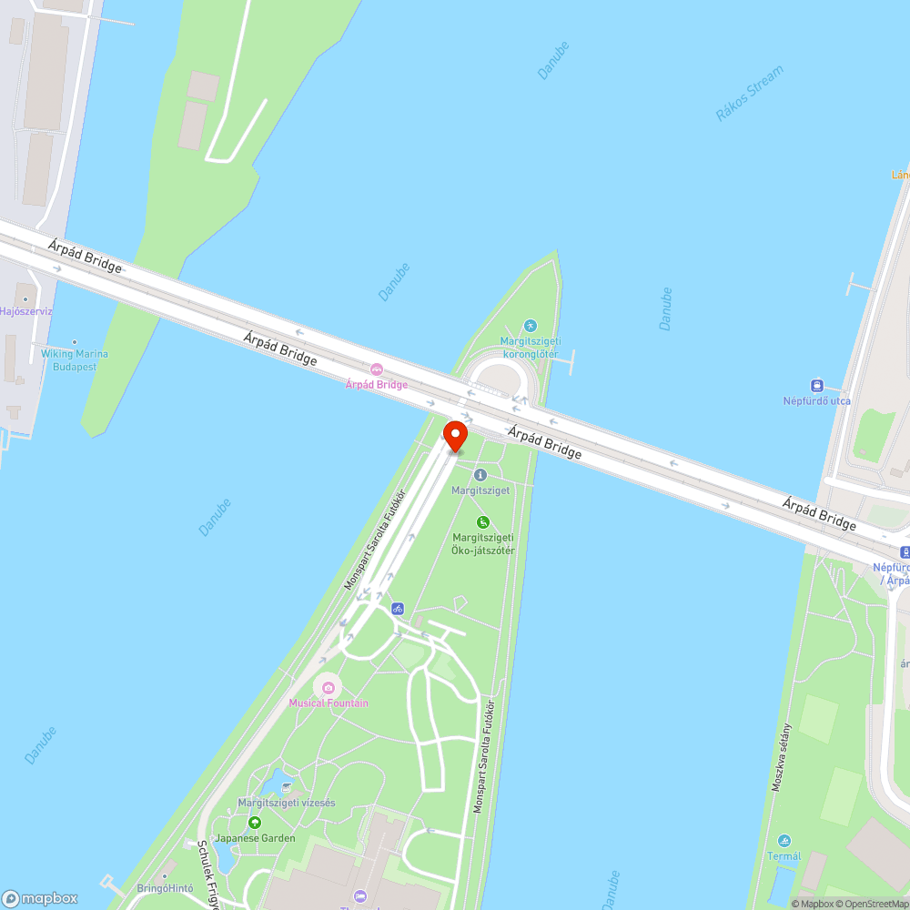 Egyirányú utca tábla elfordulva. Margit sziget É-i vége bejelentés helye