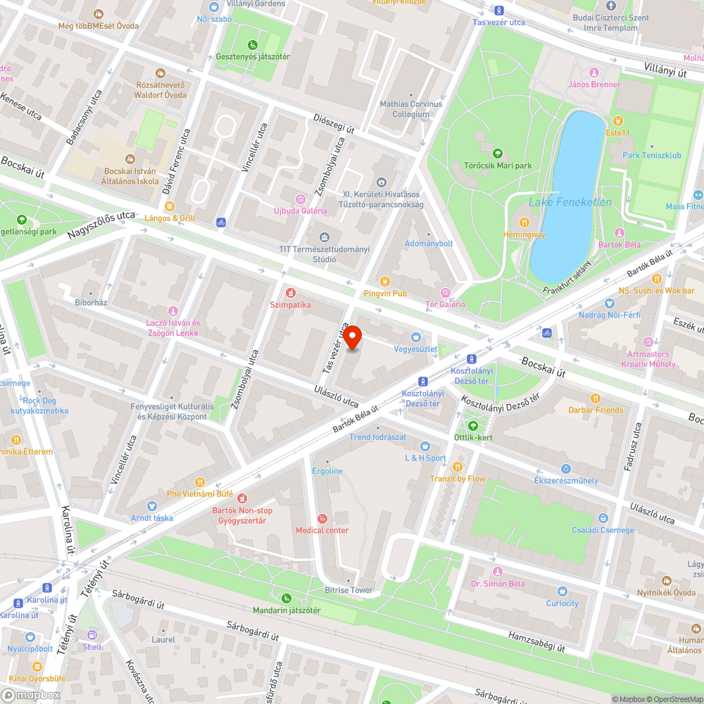 Fára bicikliszárral ráhurkolt fémtábla bejelentés helye