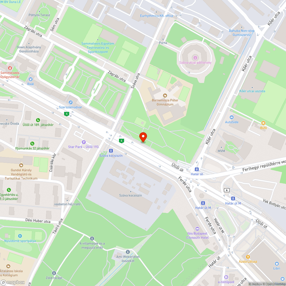 Levágott hirdetőoszlop csonk a fűben bejelentés helye