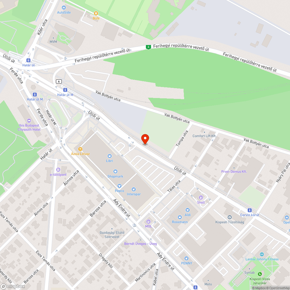 Több OSB lap szétszóródva a járda mellett a gazosban bejelentés helye