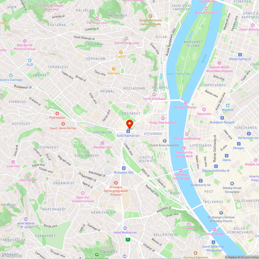 Szűk járdasziget, a forgalomhoz képest szűk villamosmegálló bejelentés helye