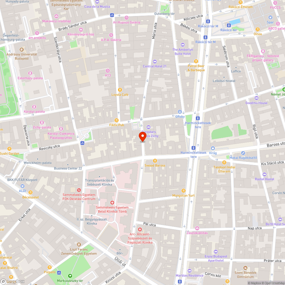 Járdán parkoló autók a Mária utcában bejelentés helye