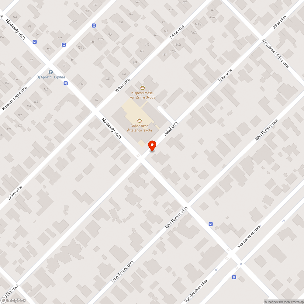 Nagyvonalúan leparkolt kabrió, feslő vászontetővel. bejelentés helye