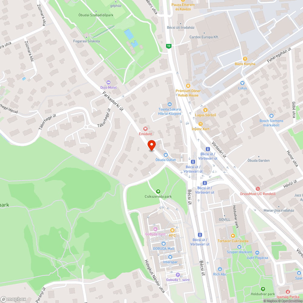 Járdán keresztben átívelő óriásplakát tábla bejelentés helye