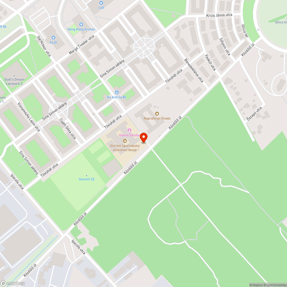 Bezsákolt zöldhulladék hetek óta a Gloriett Sportiskola mögött bejelentés helye