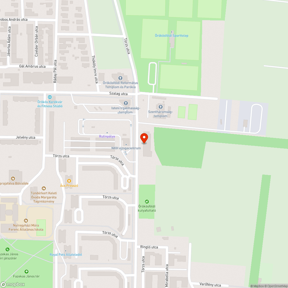 Az út melletti zöld terület szemetes bejelentés helye