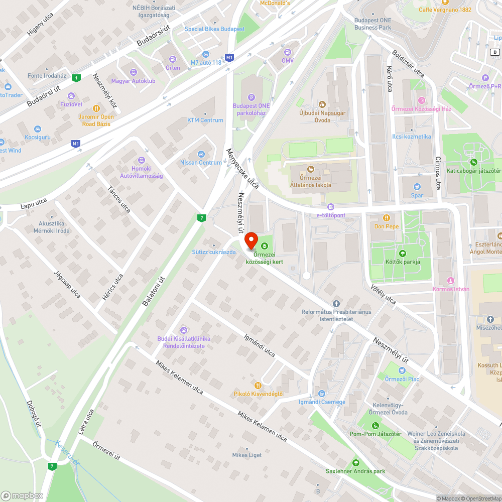 Csatornázási fedlap mellett kátyú bejelentés helye