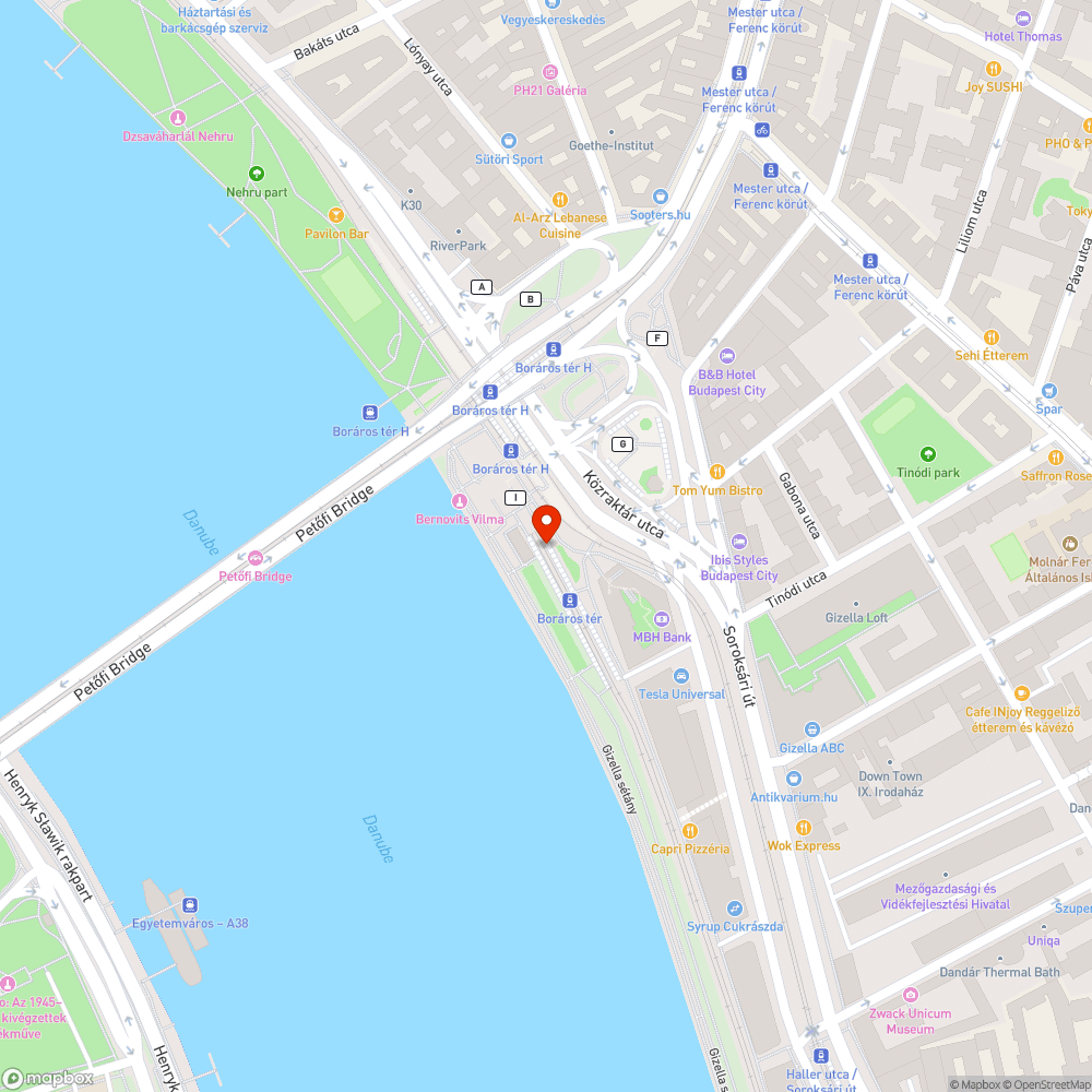 Összefirkált utastájékoztató vitrin bejelentés helye