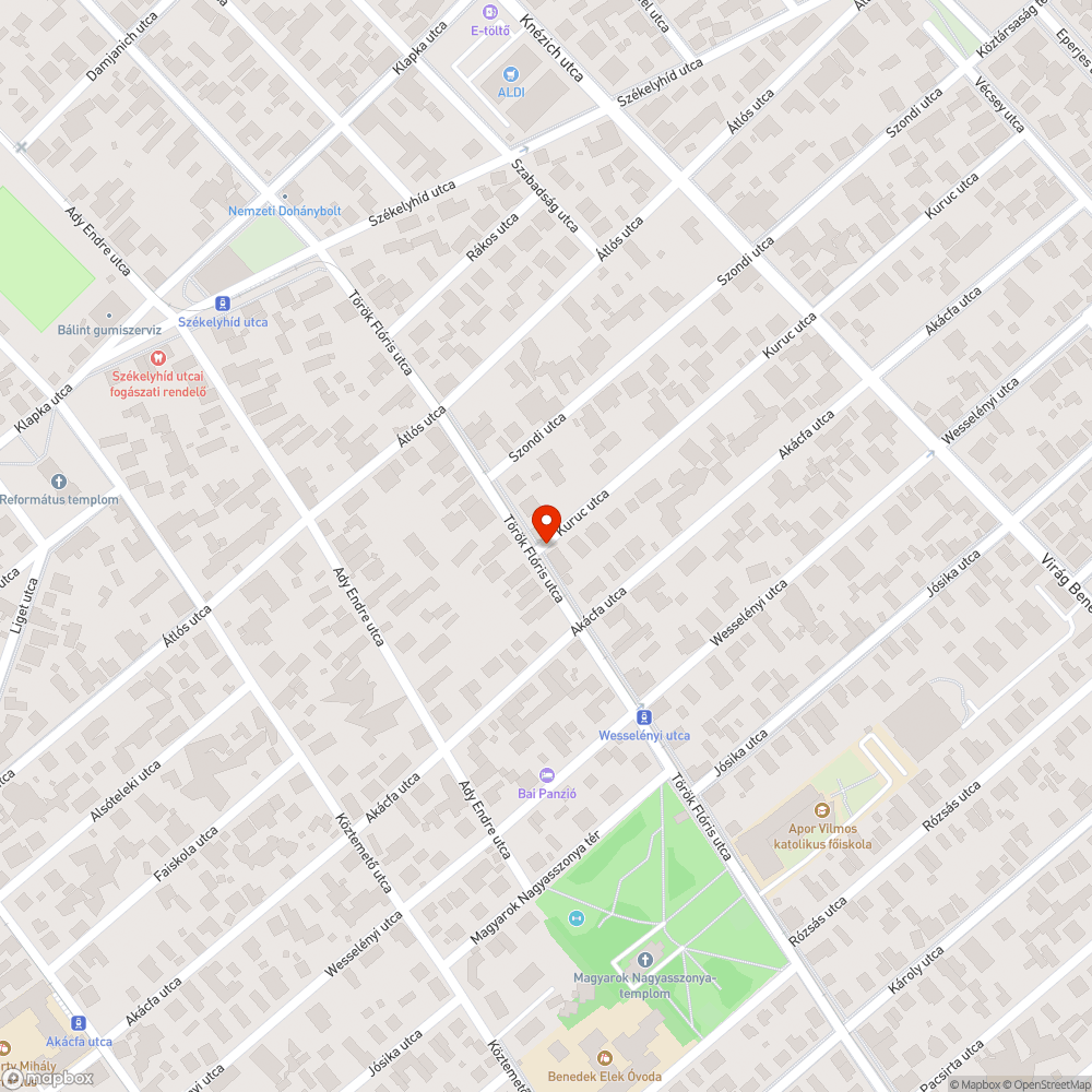 Fedél rossz állapotú és kiáll a járdából. bejelentés helye