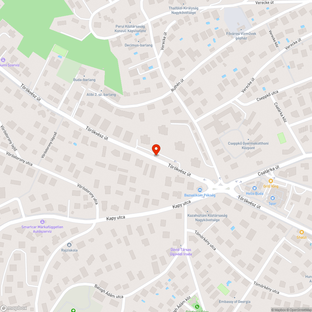 Régi tábla (vagy szemét) a fán bejelentés helye