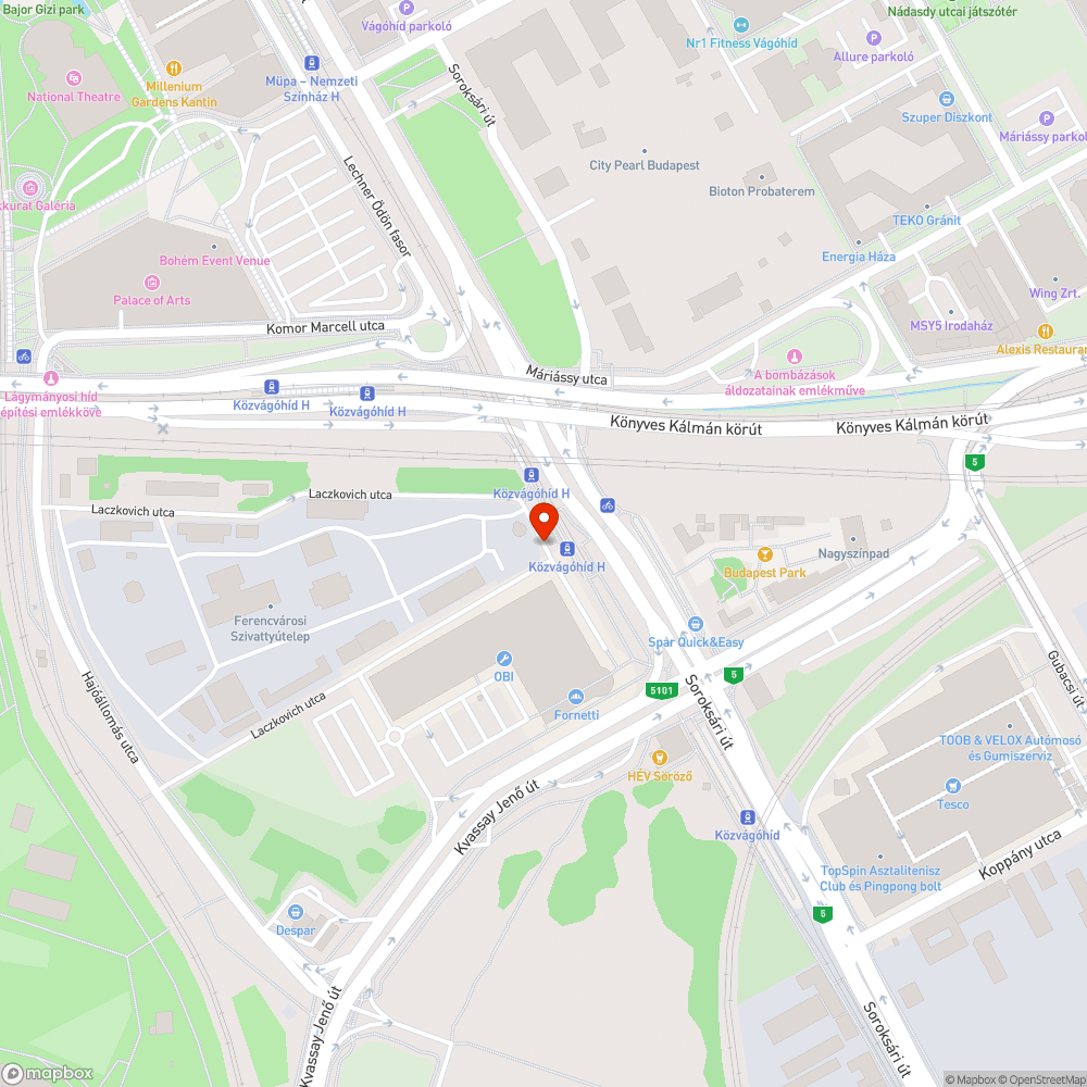 Járdán és szervízúton heverő hirdető tábla bejelentés helye