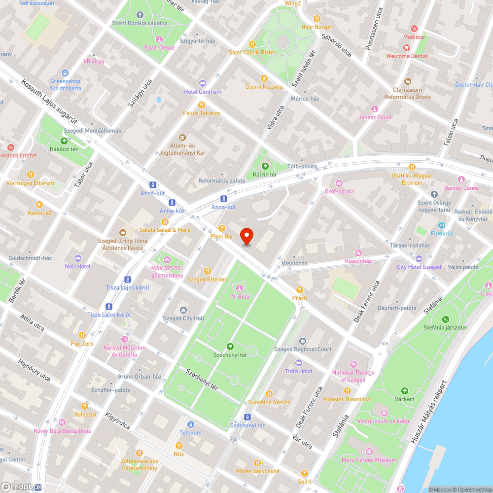 Elöregedett, botlásveszélyes fedlap a város fő terén (Széchenyi tér) bejelentés helye