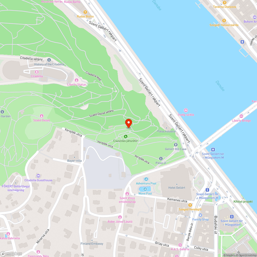 Homokos, kopott padok bejelentés helye