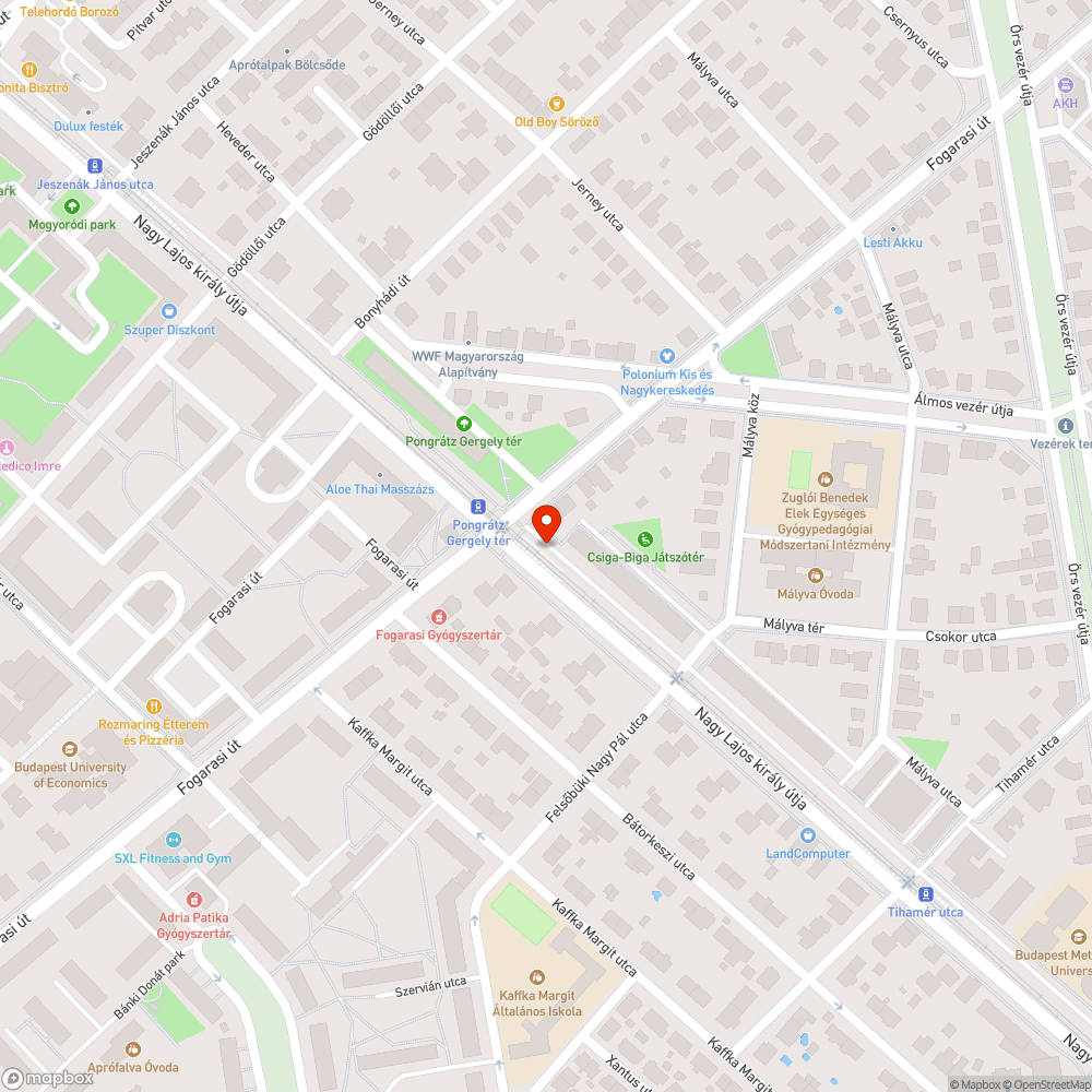 Rozsdás, piszkos kukák és graffitis hangosbemondó oszlop bejelentés helye