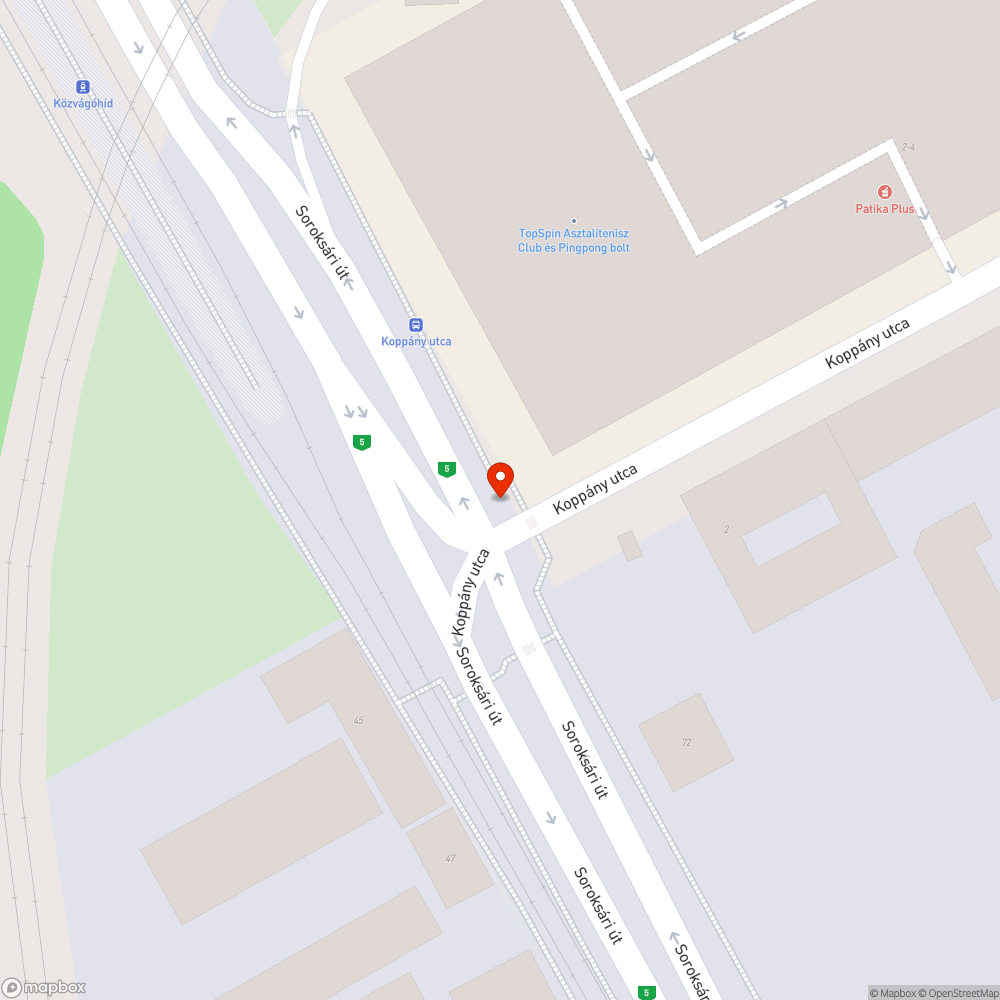 Balesetből származó szilánkok és törmelék az úttesten és a járdán bejelentés helye