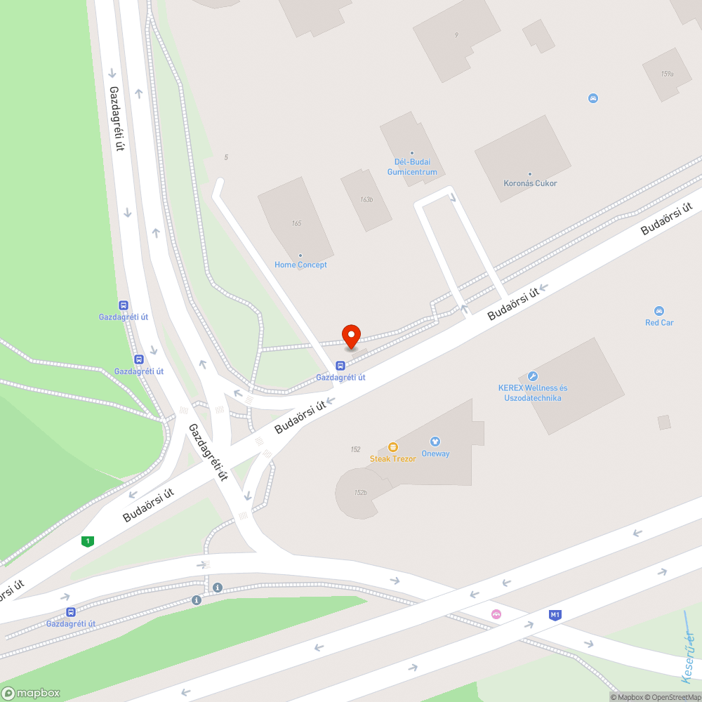 Forgalmas megállóban kopott ülő felület bejelentés helye