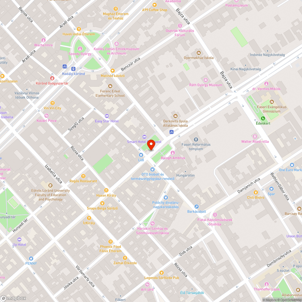 Kopott padok a Lövölde téren bejelentés helye