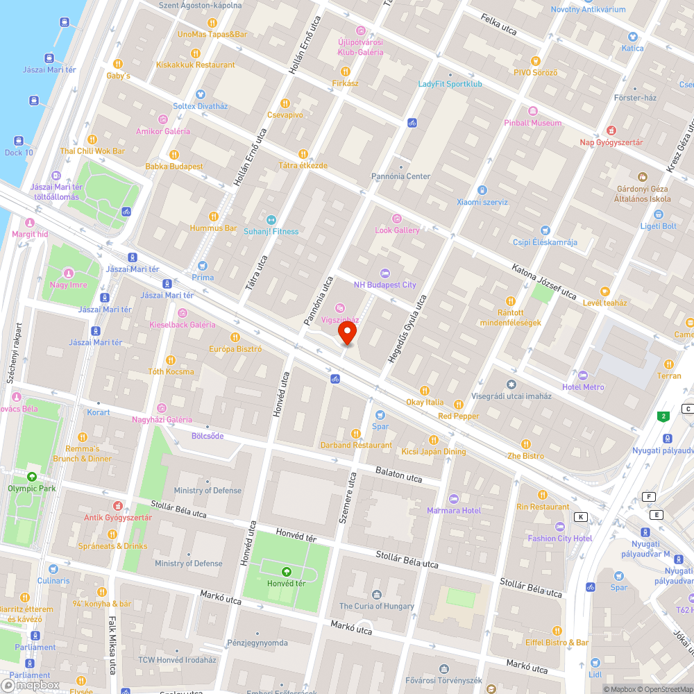 A vígszínház bejáratát leparkolták bejelentés helye